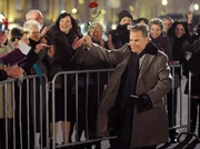 Peter Lindburg (Fritz Wepper) genie&szlig;t das Bad in der Menge.