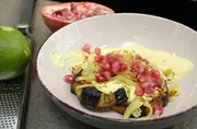 Die Vorspeise von Benedikt Schultheis: geröstete Auberginen mit Curry- Joghurt und Granatapfelkernen.