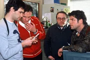 Die Fotoagentin Julia Weber wird ermordet aufgefunden; Gino (Luca Zamperoni, l.), Falk (Dirk Martens, 2.v.l.), Achim (Gustav-Peter W&ouml;hler, 2.v.r.) und Jupp (Uwe Fellensiek, r.) ermitteln.