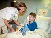 MDR Fernsehen IN ALLER FREUNDSCHAFT FOLGE 81, "Ein neues Leben", am Mittwoch (30.05.12) um 12:30 Uhr. Schwester Yvonne (Maren Gilzer) k&uuml;mmert sich um den kleinen Patienten Daniel Weide (Benjamin Berger).