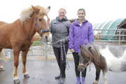Reitlehrerin Sarah und Anna mit Ponys. Nur wer kleiner als 1,48 Meter ist, ist ein Pony.