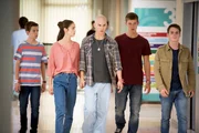 V.l.: Hugo (Nick Julius Schuck), Emma (Luise Befort), Leo (Tim Oliver Schultz) und Jonas (Damian Hardung) sind zusammen mit Sascha (Marvin Linke) auf dem Weg einem Freund zu helfen.