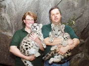 ARD/rbb TIERISCH GUT!, 'Auf sanften Pfoten', am Samstag (23.07.11) um 11:10 Uhr im ERSTEN. Seit einigen Jahren arbeitet Angelika Berkling als Tierpflegerin im Alfred-Brehm-Haus im Tierpark Berlin. F&uuml;r sie ist es das Gr&ouml;&szlig;te, dass sie Beruf und Hobby miteinander vereinbaren konnte und so gibt sie in beiden Bereichen alles f&uuml;r ihre Tiere. Unterst&uuml;tzt wird sie dabei von den anderen Tierpflegern, allen voran Detlef Jany (r.).