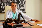 Dr. Felix Heldt (Michael Masula) ist Schönheitschirurg und Geburtshelfer, sowie Chefarzt an einer sehr exklusiven Fachklinik. Dr. Felix Heldt (Michael Masula) ist Schönheitschirurg und Geburtshelfer, sowie Chefarzt an einer sehr exklusiven Fachklinik.