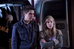 Wyatt (Jared Abrahamson) und Chloe Peterson (MacKenzie Porter)