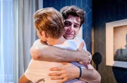 Elias (Orlando Lenzen, r.) und Leo (Aurel Klug , l.) umarmen sich innig.