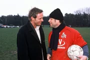 Jupp (Uwe Fellensiek, r.) und Falk (Dirk Martens, l.) spielen eine Runde Fu&szlig;ball.