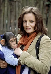 Susanne Mertens (Elisabeth Lanz) erkennt, dass Schimpansenbaby Momo nicht an menschliche Haushalte gew&ouml;hnt ist und deshalb an Asthma leidet. H&ouml;chste Zeit, es wieder zur&uuml;ck zu seinen Artgenossen in den Zoo zu geben!