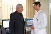 ARD/MDR IN ALLER FREUNDSCHAFT (671), "Alte und neue Freundschaften", am Dienstag (13.01.15) um 21:00 Uhr im ERSTEN. Die Freude ist auf beiden Seiten gro&szlig;, als Dr. Niklas Ahrend (Roy Peter Link, re.) und Dr. Harald Loosen (Robert Giggenbach, li.) sich wieder sehen. Loosen war Niklas' Mentor und merkt gleich, dass mit Niklas etwas nicht stimmt: Fr&uuml;her h&auml;tte er sich darum gerissen, die anstehende Operation selbst zu verantworten.