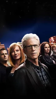 12. Staffel: Das CSI-Team (v.li.): Greg Sanders (Eric Szmanda), Nick Stokes (George Eads), Catherine Willows (Marg Helgenberger), D.B. Russell (Ted Danson), Sidle (Jorja Fox), Dr. Albert Robbins (Robert David Hall) und Captain Jim Brass (Paul Guilfoyle)
