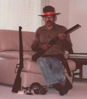 Australiens erschreckendster Serienmörder, Ivan Milat, wurde als der Rucksack-Killer bekannt. Zwischen den Jahren 1989 und 1992 tötete er sieben Anhalter. Bis heute sind viele Fragen ungeklärt, so dass das wirkliche Ausmaß seiner Verbrechen wohl nie ans Tageslicht kommen wird. Mordete er aus reiner Unterhaltung? Australiens erschreckendster Serienmörder, Ivan Milat, wurde als der Rucksack-Killer bekannt. Zwischen den Jahren 1989 und 1992 tötete er sieben Anhalter. Bis heute sind viele Fragen ungeklärt, so dass das wirkliche Ausmaß seiner Verbrechen wohl nie ans Tageslicht kommen wird. Mordete er aus reiner Unterhaltung?