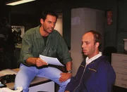 Kommissar Eschenbach (Matthias Bullach, l.) wird das Gef&uuml;hl nicht los, dass der Tankwart (Maximilian Wigger) wichtige Informationen zur&uuml;ckh&auml;lt.