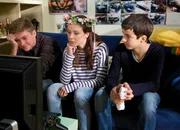 F&uuml;r das Theaterprojekt "Romeo und Julia" haben sich Jonas Heilmann (Anthony Petrifke, rechts) und Celina Sander (Ronja Rath) zum Proben getroffen. Bastian Marquardt (Johann Lukas Sickert) soll ihre Szene filmisch dokumentieren, doch er macht sich lieber &uuml;ber Jonas` mangelndes Talent lustig. Celina tut das nicht und konzentriert sich auf das Video, w&auml;hrend Jonas einen heimlichen Blick riskiert. Denn seine Unsicherheit hat einen bestimmten Grund: Er ist verknallt. Ausgerechnet in die Freundin seines besten Freundes.