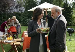 Hanne (Charlotte Schwab, vorne li.) und Fred (Leonard Lansink, vorne re.) finden endlich wieder zueinander, w&auml;hrend Mary-Lou (Peggy Lukac, hinten li.), Klaus (Paul Fa&szlig;nacht) und Franziska (Josefine Preu&szlig;) sich um das neu geborene Baby k&uuml;mmern.