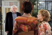 Merle (Anja Franke, M.) und Erika (Madeleine Lierck-Wien, r.) sind fassungslos, als Jan Dieck (Heinrich Rolfing, l.) zwei Millionen Euro für die Gärtnerei fordert. Merle (Anja Franke, M.) und Erika (Madeleine Lierck-Wien, r.) sind fassungslos, als Jan Dieck (Heinrich Rolfing, l.) zwei Millionen Euro für die Gärtnerei fordert.