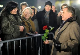 Als altgedienter TV-Kommissar ist Peter Lindburg (Fritz Wepper) bei seinen zumeist weiblichen Fans nach wie vor beliebt.