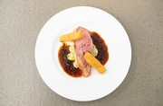 Der Hauptgang von Profikoch Ali Güngörmüs: gebratener Kalbstafelspitz mit Schwarzwurzeln a la creme, Kartoffelkroketten und Trüffelsosse.