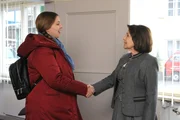 Rosi (Brigitte Walbrun, rechts) ist gl&uuml;cklich, dass Sophia (Patricia Freund, links) ihre neue Stellvertreterin ist.