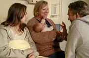 Familiengl&uuml;ck: Tina (Gabriela Maria Schmeide, m.) und Harry (Alexander H&ouml;rbe) freuen sich mit Julia (Fine Sendel).