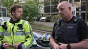 Polizeioberkommissar Dimitrios Bastounis (r.), bespricht sich mit seinem Kollegen Silvan M&uuml;ller (l.).