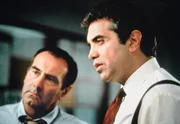 Der erfahrene Special Agent David Kujan (Chazz Palminteri, re.) und Sergeant Rabin (Dan Hedaya) verh&ouml;ren einen Kleinkriminellen, doch dabei machen sie eine unheimliche Entdeckung. Weiteres Bildmaterial finden Sie unter www.br-foto.de.