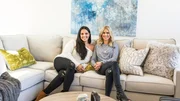 Christina Anstead und Cassie Zebisch im Wohnzimmer des abgeschlossenen Umbaus ihrer langj&auml;hrigen Freundin Cassie Zebisch, zu sehen in der HGTV-Sendung Christina on the Coast