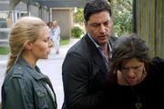ARD MARIA WERN, KRIPO GOTLAND - UND DIE GÖTTER SCHWEIGEN (stum sitter guden), S 2010, Regie Erik Leijonborg. Maria Wern (Eva Röse, links) und ihr Kollege Patrik Hedlund (Reuben Sallmander) verhaften die verdächtige Anneli Berggren (Lena Carlsson). ARD MARIA WERN, KRIPO GOTLAND - UND DIE GÖTTER SCHWEIGEN (stum sitter guden), S 2010, Regie Erik Leijonborg. Maria Wern (Eva Röse, links) und ihr Kollege Patrik Hedlund (Reuben Sallmander) verhaften die verdächtige Anneli Berggren (Lena Carlsson).