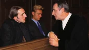 Oberstaatsanwalt Lotze (Henry van Lyck, r.) verh&ouml;rt im Gerichtssaal den angeklagten Frank Bethke (Andreas Schmidt, li.; Mi. Komparse).