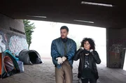 Harry M&ouml;ller (Maria Ketikidou, r.) inspiziert mit ihrem neuen Kollegen Nils Sanchez (Enrique Fi&szlig;, l.) den Schlafplatz eines Obdachlosen.