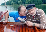 ARD IM BESTEN ALTER, Deutschland 2011, Regie Felicitas Darschin, am Donnerstag (03.03.11) um 20:15 Uhr und am Dienstag (08.03.11) um 10:30 Uhr im Ersten. M&auml;nner und Technik: Die Hobby-Segler Klaus (Paul Fa&szlig;nacht, li.) und Fred (Leonard Lansink) schlagen sich auf ihrem Boot mit einem Empfangsger&auml;t herum.