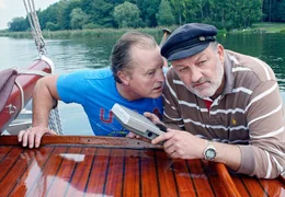 ARD IM BESTEN ALTER, Deutschland 2011, Regie Felicitas Darschin, am Donnerstag (03.03.11) um 20:15 Uhr und am Dienstag (08.03.11) um 10:30 Uhr im Ersten. M&auml;nner und Technik: Die Hobby-Segler Klaus (Paul Fa&szlig;nacht, li.) und Fred (Leonard Lansink) schlagen sich auf ihrem Boot mit einem Empfangsger&auml;t herum.