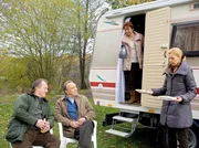 Das Proficamper-Ehepaar Erika (Manon Strach&eacute;, 2.v.re.) und Richard Gembel (Paul Fa&szlig;nacht, li.) zerst&ouml;rt die "himmlische Ruhe". W&auml;hrend Ingrids (Jutta Kammann) Stimmung immer weiter sinkt, f&uuml;hlt sich Professor Simoni (Dieter Bellmann) in der Rolle als "Pascha" sichtlich wohl.