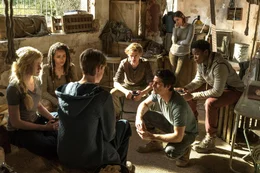 (v.l.n.r.) Sonya (Katherine McNamara); Harriet (Nathanlie Emmanuel); Aris (Jacob Lofland); Newt (Thomas Brodie-Sangster); Thomas (Dylan O'Brien); Brenda (Rosa Salazar); Frypan (Dexter Darden)