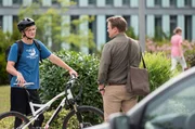 Auf dem Weg zur Arbeit trifft Marc Lindner (Christian Beermann, r.) auf den Fahrradkurier Matthias Doppler (David Nolden). Dieser hat sich auf kuriose Weise verletzt.