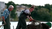Der Mutschenhof im Spreewalddorf Lehde wird bereits in f&uuml;nfter Generation von der Familie Kilka bewirtschaftet. Seit 2009 f&uuml;hrt Sebastian Kilka den Hof mit viel Leidenschaft. Und auf dem M&uuml;ggelsee liegt viel Arbeit vor Andreas Thamm und seiner Tochter Maria. Sie ist eine der j&uuml;ngsten Fischerinnen &uuml;berhaupt und die einzige in Berlin. Bald soll sie den Betrieb ganz &uuml;bernehmen. - Maria und Andreas Tamm bei der Kontrolle der Reusen.