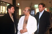 Jupp (Uwe Fellensiek, l.) und Falk (Dirk Martens, r.) wollen von Thabit (Ramin Yazdani, M.) ein paar Antworten haben.