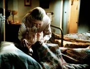 Immer wieder wird Elisabeth (Kami Cotler, vorne) von heftigen Albtr&auml;umen geplagt. Olivia (Michael Learned, hinten) versucht, ihre Tochter zu beruhigen ...