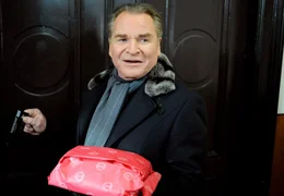 Der erfolgreiche Fersehschauspieler Peter Lindburg (Fritz Wepper) hat als "Kommissar K&auml;mpfer" bislang noch jeden Fall aufgekl&auml;rt.