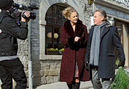 Die Boulevardreporterin Caroline B&auml;chle (Barbara Sch&ouml;neberger) trifft den Fernsehstar Peter Lindburg (Fritz Wepper) zum Exklusiv-Interview.