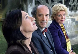 Bei dem lebenserfahrenen Witwer Gustav Wittke (Georg Tryphon) k&ouml;nnen Mary-Lou (Peggy Lukac, re.) und Hanne (Charlotte Schwab), die sich von ihren M&auml;nnern vernachl&auml;ssigt f&uuml;hlen, ihr Herz aussch&uuml;tten.