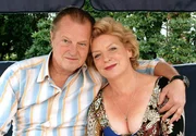 Gl&uuml;ckliche Gro&szlig;eltern: Mary-Lou (Peggy Lukac) und ihr Gatte Klaus (Paul Fa&szlig;nacht).