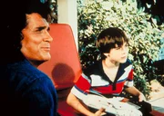 Jonathan (Michael Landon, l.) und Arthur (Barret Oliver, r.), der mit Tony Freundschaft schlie&szlig;en soll, warten gespannt auf den Jungen.
