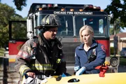 Chicago Fire Staffel 8 Folge 6 Erste Hilfe vor Ort: Taylor Kinney als Kelly Severide, Kara Killmer als Sylvie Brett