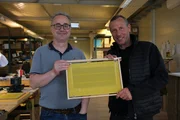 Hannes Scheiber (links) und Robert Breinl, Ingenieure bei youbee GmbH, mit ihrer aufheizbaren Bienenwabe