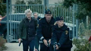 Kommen Sie zu spät? Hartman (Allan Svensson, hinten), Ek (Ulf Fridberg, l.) und ein Polizeikommando wollen verhindern, dass Maria einen tödlichen Fehler macht Kommen Sie zu spät? Hartman (Allan Svensson, hinten), Ek (Ulf Fridberg, l.) und ein Polizeikommando wollen verhindern, dass Maria einen tödlichen Fehler macht