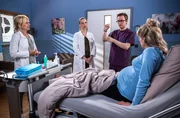 Olli Probst (Arne Kert&eacute;sz, 2.v.r.) erkl&auml;rt Silvana Reski (Nora Boeckler, r.) warum Sie immer weniger Gef&uuml;hl in Ihrem Bein hat. Neonatologin Dr. Ina Schulte (Isabell Gerschke, l.) und Dr. Julia Berger (Mirka Pigulla, 2.v.l.) arbeiten zusammen an der Behandlung der aufgeregten Patientin.