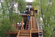 Das Team arbeitet auf den Aufbau dem Baumhaus.