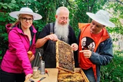 Die Reporter Andr&eacute; Gatzke und Esther Brandt (links) entdecken Baden-W&uuml;rttemberg: In Stuttgart sollen sie "die St&auml;ffele hinauf" um Imker Peter Pfeifle zu treffen.