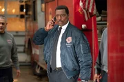 Chicago Fire Staffel 7, Folge 19  Rapport: Eamonn Walker als Chief Wallace Boden.
