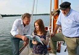 Mit r&uuml;hrender F&uuml;rsorge bereiten Klaus (Paul Fa&szlig;nacht, li.) und sein Freund Fred (Leonard Lansink) die schwangere Franziska (Josefine Preu&szlig;) auf ihr Dasein als Mutter vor.